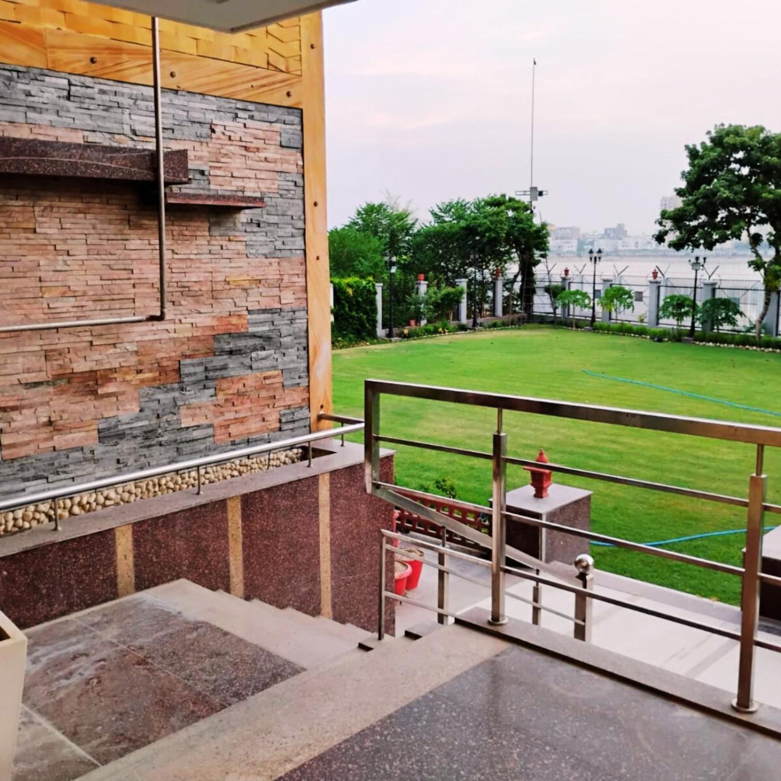 Hotel Lake View Grand Lakhnaú Exteriér fotografie