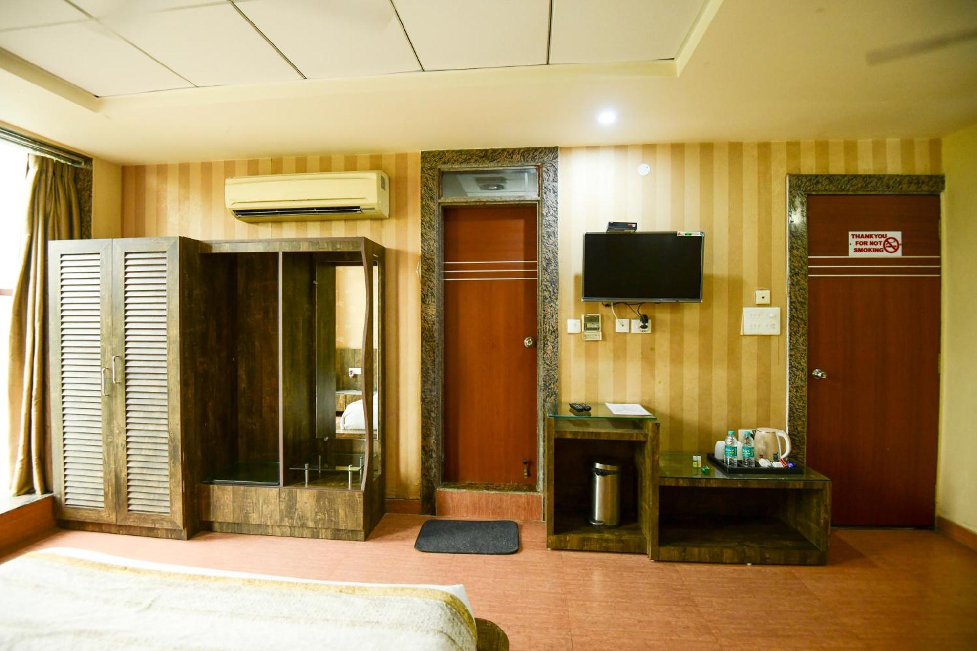 Hotel Lake View Grand Lakhnaú Exteriér fotografie