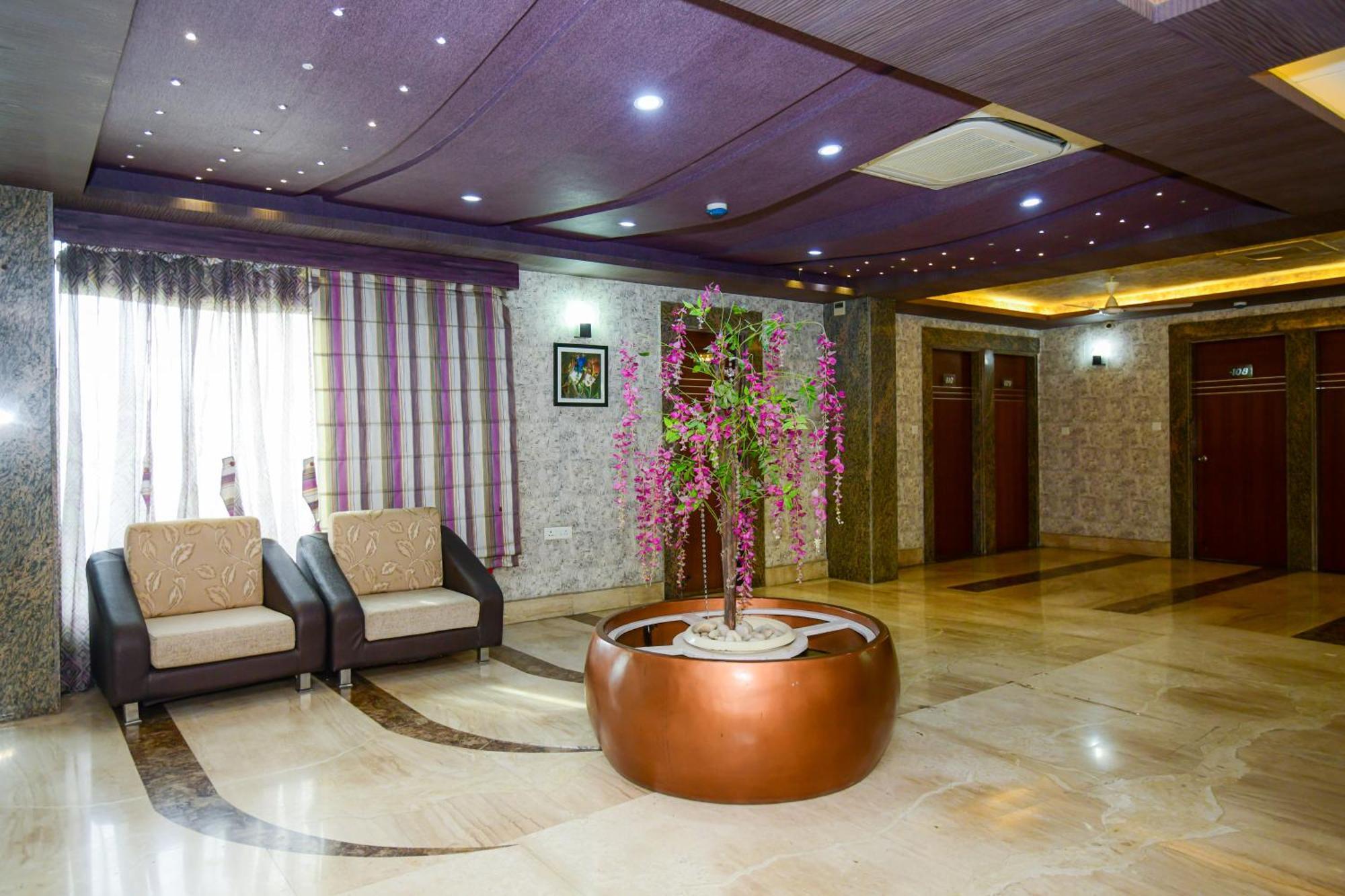 Hotel Lake View Grand Lakhnaú Exteriér fotografie